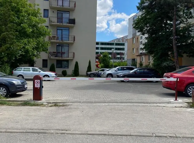 Igi White Flat With Free Private Parking